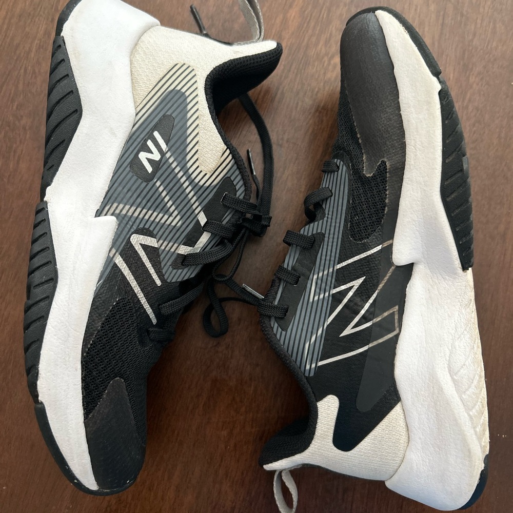 New Balance Sneakers Boys 4 Youth Black White Rave Run v2 Athletic Running Shoe